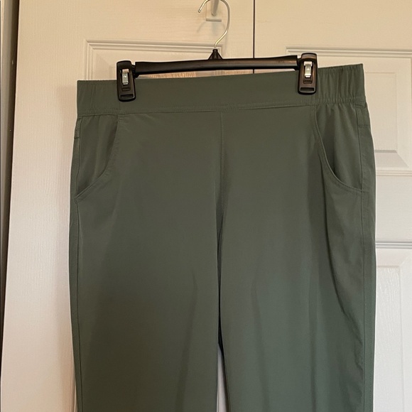 NWOT Eddie Bauer Women's M Green Traveler ankle pant 14% spandex front pockets - Picture 1 of 11